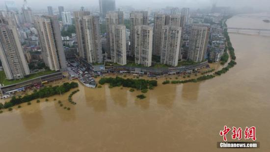 7月3日，因受連日暴雨影響，廣西柳江河柳州段出現超警戒水位。圖為被水淹的柳州市濱江東路。 王以照 攝