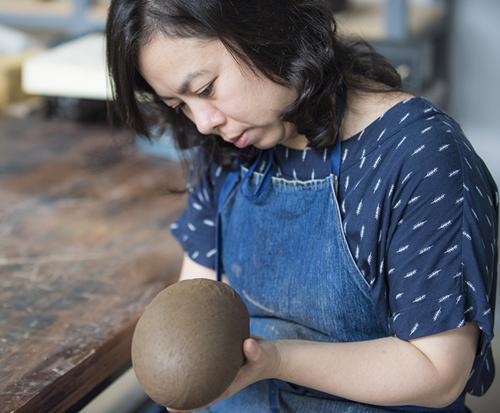 7月6日，來自臺灣的藝術(shù)家王怡惠正為自己的作品塑形。