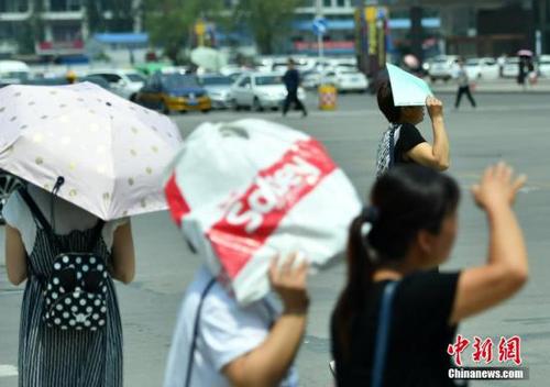 7月11日，河北石家莊民眾高溫中出行。該省氣象臺(tái)發(fā)布高溫紅色預(yù)警信號(hào)，受強(qiáng)暖氣團(tuán)影響，預(yù)計(jì)當(dāng)日下午，部分地區(qū)最高氣溫可達(dá)37-39℃，局地超過40℃。 <a target='_blank' href='http://www.chinanews.com/'>中新社</a>記者 翟羽佳 攝