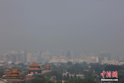 7月13日，高溫、高濕度空氣籠罩下的北京城區(qū)依舊處在高溫黃色預(yù)警中，當(dāng)日預(yù)報(bào)最高氣溫為36℃。 <a target='_blank' href='http://www.chinanews.com/'>中新社</a>記者 楊可佳 攝