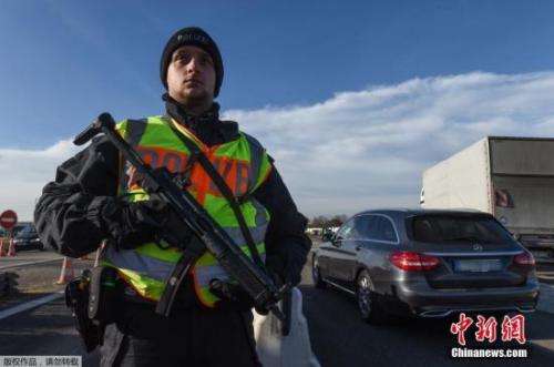 德國警察在德法邊境檢查過往車輛，搜查柏林圣誕市場卡車恐襲疑犯。