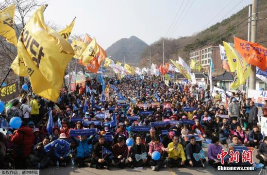 當(dāng)?shù)貢r間2017年3月18日，韓國星州郡，民眾集會抗議，要求取消部署“薩德”。