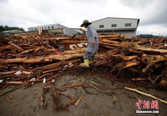 據(jù)媒體報道，日本九州地區(qū)5日12個小時內(nèi)的降雨量達(dá)到觀測史上最大的545.5毫米，是日本至今不曾出現(xiàn)過的記錄。災(zāi)情最嚴(yán)重的是離福岡機(jī)場一小時車程的朝倉市，那里已被洪水沖得面目全非。圖為朝倉市內(nèi)一片狼藉。