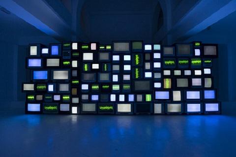 蘇珊·席勒，《Channels》， 2013，有聲視頻裝置，尺寸可變。圖片由Oh Dancy拍攝。? Susan Hiller；圖片由里森畫廊提供