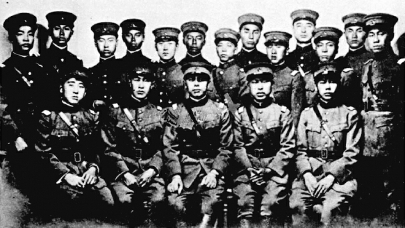 1926年，法國牟拉納航校18名中國學(xué)員留影。前排右二為高志航。