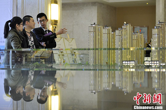 置業(yè)顧問向民眾推薦商品房戶型。(資料圖) <a target='_blank' href='http://www.chinanews.com/'>中新社</a>記者 韋亮 攝