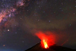 印尼錫納朋火山噴發(fā) 血紅色巖漿映紅繁星夜空