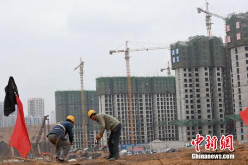 民工在一建筑工地作業(yè)。<a target='_blank' href='http://www.chinanews.com/'>中新社</a>記者 武俊杰 攝