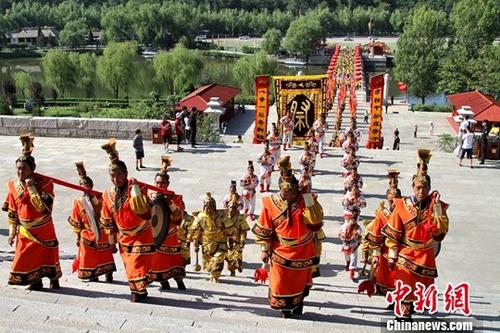 8月10日，丁酉年兩岸千名青年黃陵祭祖典禮在陜西黃帝陵舉行。來自臺灣的青年學(xué)生、基層青年民意代表及陜西高校的青年學(xué)生等千余人齊聚黃帝陵，祭拜人文初祖軒轅黃帝。<a target='_blank' href='http://www.chinanews.com/'>中新社</a>記者 田進 攝