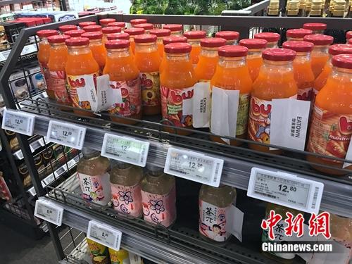 無人超市所售商品中，飲料居多。<a target='_blank' href='http://www.chinanews.com/' >中新網(wǎng)</a> 吳濤 攝