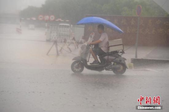 7月31日，暴雨侵襲福州，市民艱難出行。<a target='_blank' href='http://www.chinanews.com/'>中新社</a>記者 王東明 攝