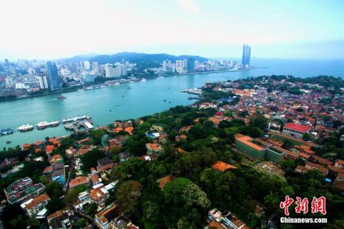 資料圖：廈門，別稱鷺島，福建省省轄市，東南沿海重要的港口及風(fēng)景旅游城市。廈門還是中國最早設(shè)立的經(jīng)濟特區(qū)之一。王東明 攝