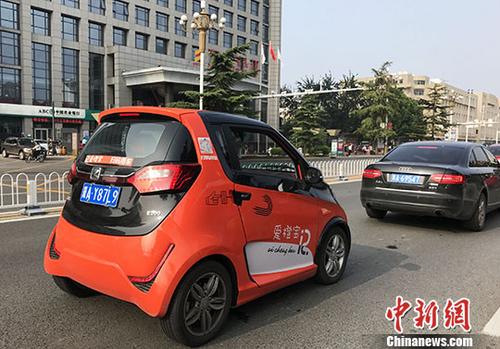 一輛橙色共享汽車正在行駛。 <a target='_blank' href='http://www.chinanews.com/'>中新社</a>記者 翟羽佳 攝