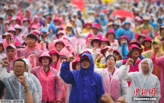 8月15日，在韓國首爾，韓國民眾參加和平游行示威。數(shù)千名韓國民眾15日在首都首爾參加大規(guī)模反對薩德、反對韓美軍演的和平游行示威活動。