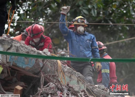 當?shù)貢r間9月21日，墨西哥首都墨西哥城地震救援人員舉起拳頭示意保持安靜，這樣才能更好的聽到廢墟下的聲音。這個手勢迅速流傳，有網(wǎng)友說握拳高舉既能示意肅靜，也代表堅強和希望。19日中午發(fā)生在墨西哥中部的7.1級地震已造成至少245人遇難。圖為救援人員在廢墟上舉起拳頭，示意周邊安靜。