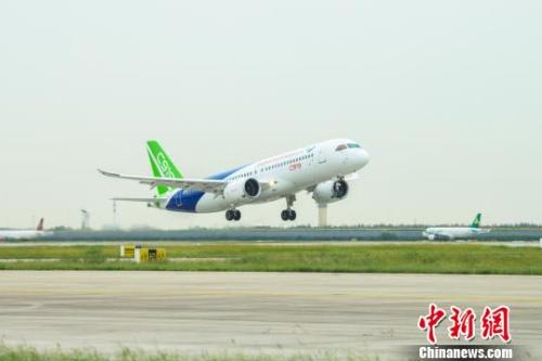 9月28日上午，C919大型客機10101架機在上海浦東機場完成一架次檢飛任務(wù)。　中國商飛公司 攝