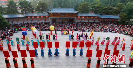 2017年的“國慶中秋”假日，兩節(jié)的疊加效應(yīng)，超長的假日時間，高速免費通行的政策，促使人們出游熱情高漲。　成鵬 攝