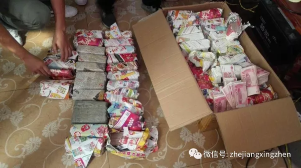 小伙用美女照賺了1500萬 警方帶著點鈔機去點鈔