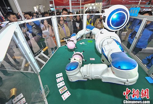 可以玩撲克牌的雙臂機器人吸引眾多參觀者。 <a target='_blank' href='http://www.chinanews.com/'>中新社</a>記者 張暢 攝