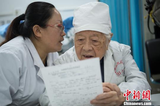 問診時，她的助手王利花趴在于載畿耳朵旁當“傳聲筒”，書寫病歷時，于載畿用尺子比著?！∥淇〗?攝