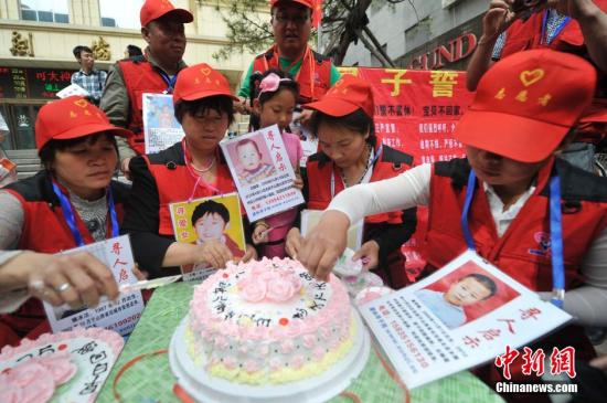 資料圖：山西愛心尋子團的志愿者與尋子家長走上街頭，宣傳打拐防拐知識。<a target='_blank' href='http://www.chinanews.com/'>中新社</a>發(fā) 韋亮 攝