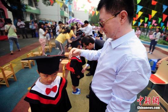 資料圖：山西太原一幼兒園的孩子們穿上學(xué)士服參加畢業(yè)典禮。<a target='_blank' href='http://www.chinanews.com/'>中新社</a>發(fā) 張云 攝