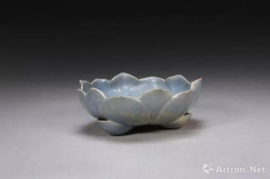 宜興窯仿鈞天藍釉蓮花式洗，明，高7.1cm,口徑19.3cm,足距10cm.