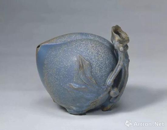 宜興窯桃式水注，明，通高11.9cm,腹徑12cm.