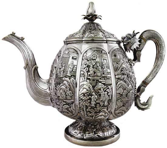 瓜棱形八分檔大茶壺 Melon-shaped Teapot
晚清 通高：24.4cm；腹徑：16.6cm；重：1122g 款識(shí)：喜，倫巴 H