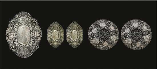 累絲鏤空盤(pán) A Set of Filigree Openwork Plates 民國(guó) 大菱形 長(zhǎng)：20cm；寬：15.6cm；重：136g 小菱形 長(zhǎng)：14.5cm；寬：10cm；重：57g、61g 圓形款 口徑：16.4cm；重：110g、108g