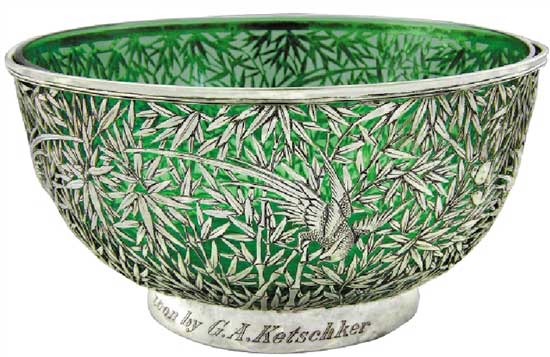 竹葉紋鏤空琉璃大碗   Glass bowl with Openwork Silver Base with Bamboo Leaf Design   晚清 通高：10.6cm；口徑：20.6cm；底徑：11.5cm；銀托重：463g；琉璃重：806g 款識(shí)：怡安，WH，90   收藏界素有“貨高一等，價(jià)高十倍”的說(shuō)法，晚清是中國(guó)外銷銀器種類最多、數(shù)量最豐富的時(shí)期，激烈的競(jìng)爭(zhēng)使銀匠在工藝和設(shè)計(jì)上都下足功夫，創(chuàng)造出各種精品。這件竹葉紋鏤空琉璃大碗鑲邊，弧壁，深腹，圈足，運(yùn)用鏤空工藝通體鏤雕竹林，在其中還鏤雕一鳥(niǎo)穿梭于林間，碗底鏤空形成錢幣紋樣，寓意財(cái)源廣進(jìn)。此碗工藝固然精湛，但銀匠的創(chuàng)造力更讓人贊嘆，在內(nèi)部配以一綠色琉璃碗，結(jié)合銀碗的竹林造型產(chǎn)生綠影流動(dòng)、生機(jī)盎然之感，令人賞心悅目。巧妙的搭配也使得這件銀碗成為了同種器物中不可多得的精品。