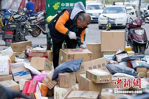 資料圖：11月2日，山西太原，物流工作人員正在分揀快遞。<a target='_blank' href='http://www.chinanews.com/'>中新社</a>記者 張?jiān)?攝