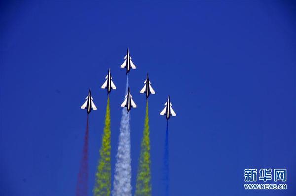 中國(guó)空軍八一飛行表演隊(duì)圓滿完成迪拜航展首次檢驗(yàn)性飛行表演4