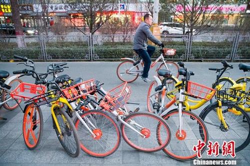 資料圖：山西太原，民眾正在使用共享單車。<a target='_blank' href='http://www.chinanews.com/'>中新社</a>記者 張云 攝