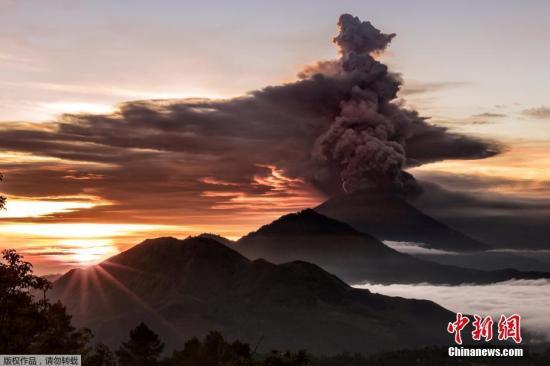 當(dāng)?shù)貢r(shí)間11月27日，印度尼西亞巴厘島阿貢火山日前接連噴發(fā)，當(dāng)?shù)孛癖姾彤?dāng)局都對(duì)此提高警惕。由于有再發(fā)噴發(fā)可能，印尼當(dāng)局27日將阿貢火山的警戒級(jí)別從三級(jí)別調(diào)高至最高的四級(jí)。