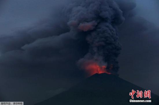 印尼國(guó)家災(zāi)害管理局今天將阿貢火山噴發(fā)警戒升至最高級(jí)別第4級(jí)。撤離區(qū)從火山周圍的6至7.5公里，擴(kuò)大到10公里。