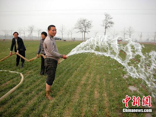 資料圖：農(nóng)民春節(jié)期間在田間澆麥抗旱。