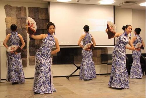 中國僑網(wǎng)中國民族舞蹈表演。
