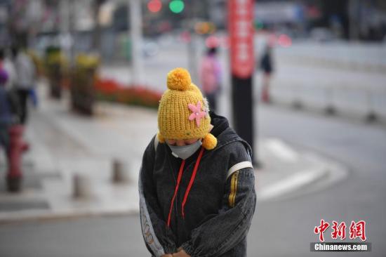 12月16日，寒風中的市民。 <a target='_blank' href='http://www.chinanews.com/'>中新社</a>記者 劉冉陽 攝