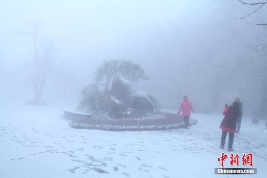 受強冷空氣影響，12月16日清晨，江西廬山風景區(qū)降下2017年入冬第一場雪。 吳健 攝