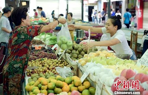 資料圖：民眾正在購(gòu)買(mǎi)水果。<a target='_blank' href='http://www.chinanews.com/'>中新社</a>記者 劉忠俊 攝