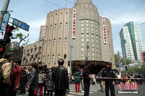 資料圖：今年4月，上海百樂門對外限時免費參觀，此舉引來眾多民眾排隊爭睹“遠東第一樂府”的風采。 中新社記者 湯彥俊 攝