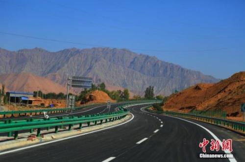 資料圖：青海循隆高速公路建成通車，青海循化撒拉族自治縣結束了沒有高速公路的歷史。 韓龍 攝