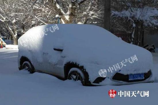 昨天上午，烏魯木齊積雪達36厘米，汽車輪胎被淹沒一半。（圖/葉春雷）