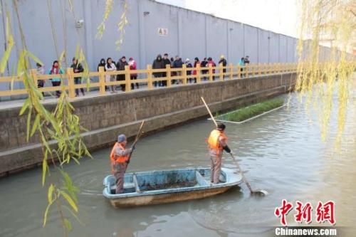 資料圖：過去水質(zhì)渾濁、淤泥沉積的嫩江河，如今清澈暢通?！≈芰?攝