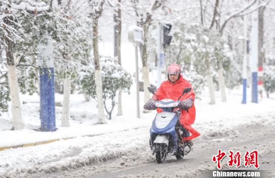 中央氣象臺繼續(xù)發(fā)布暴雪橙色預(yù)警：安徽江蘇局地大暴雪