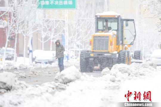 拋錨的鏟雪車。　張婭子 攝