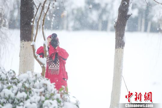 拍攝雪景的攝影愛好者?！垕I子 攝