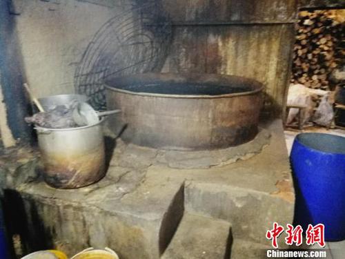 河北河間驢肉黑作坊探訪：窩點隱蔽設(shè)備布滿油污