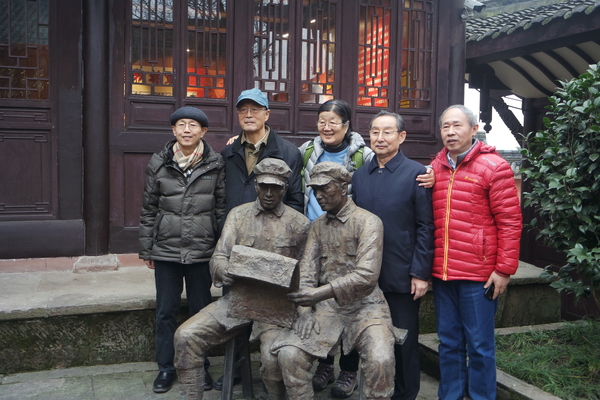 彭雪楓之子彭小楓，張愛萍將軍子女張翔、張小艾，范長江之子范蘇蘇、范小軍等在銅像前合影留念。